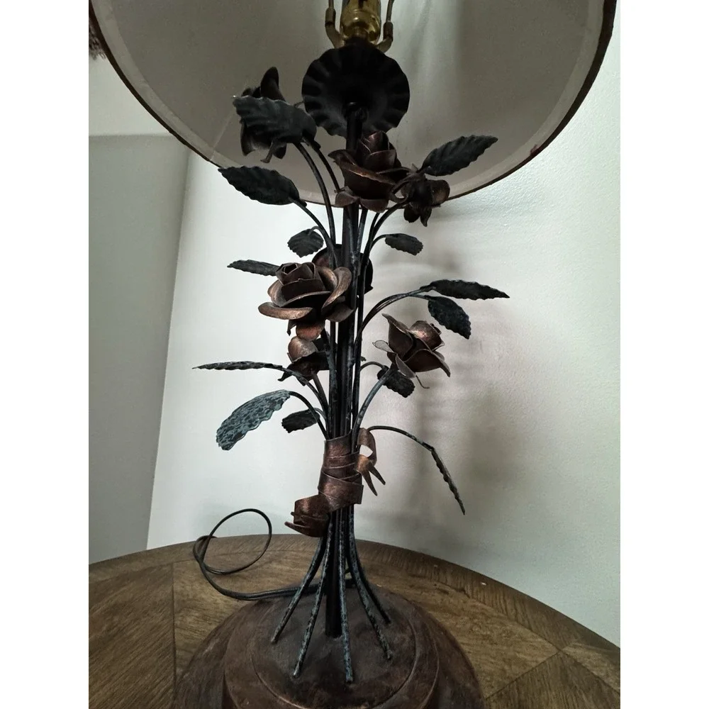 Vintage floral rose table lamp. Stunning. lamp shade.‎ bronze color
